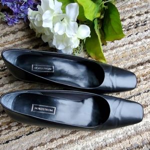 Pre loved All leather close pumps